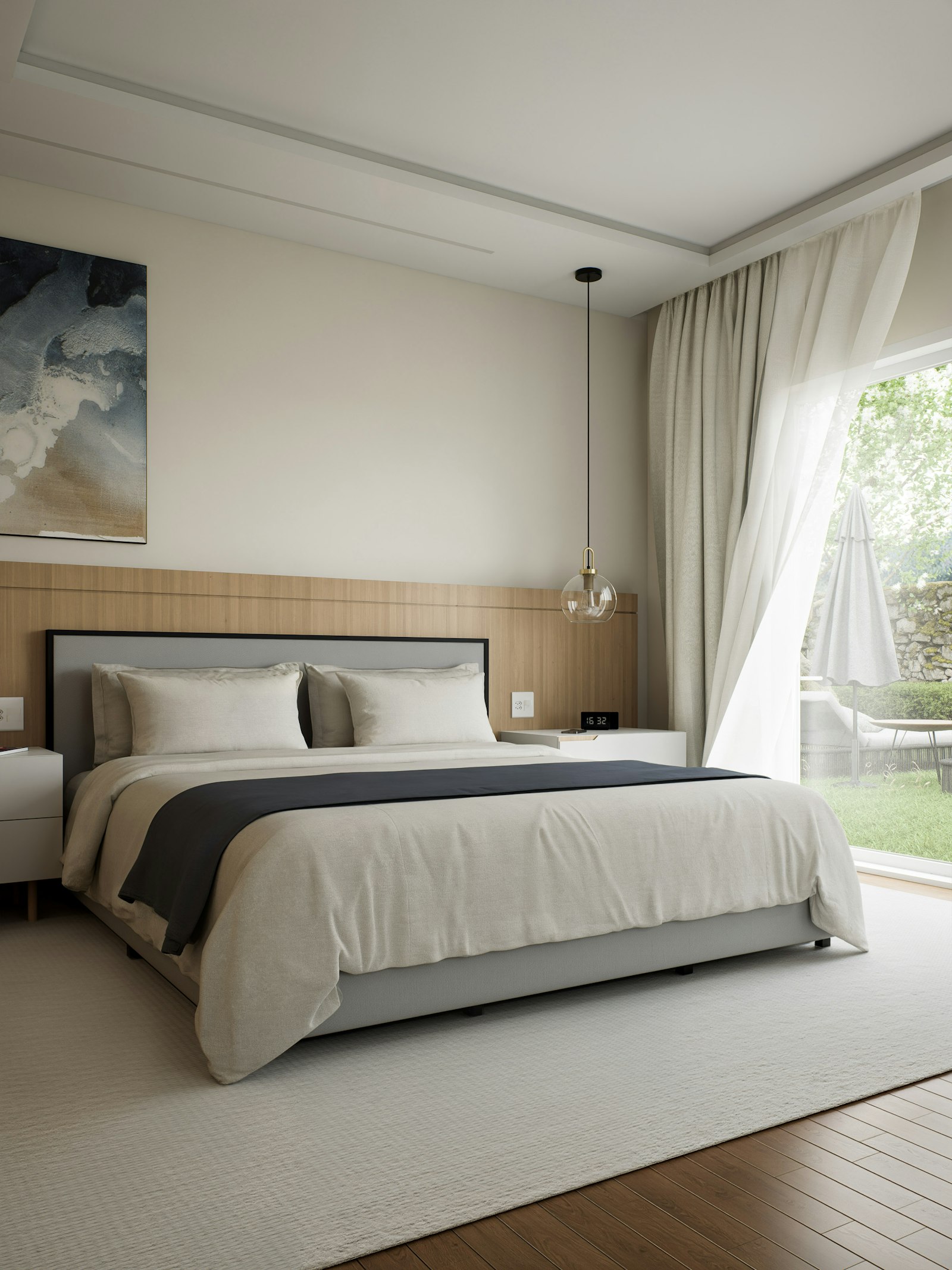 Zimmer 5: Großes Bett, Pendelleuchte, offener Vorhang mit Blick in den Garten.